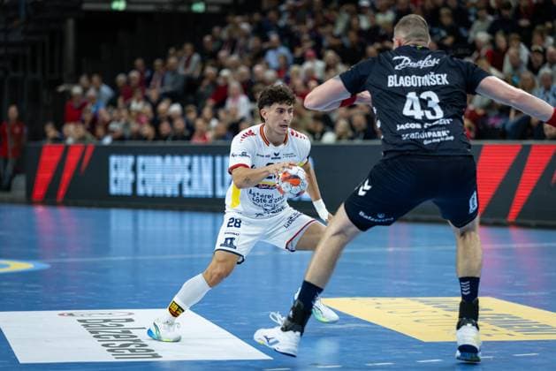 SG Flensburg-Handewitt vs St. Raphael, 14.10.2025 Sergio Perez Manzanares (Saint-Raphael Var Handball, 28) against Blaz Blagotinsek (SG Flensburg-Handewitt, 43) FLENSBURG, GERMANY - OCTOBER 14: during the EHF European League match between SG Flensburg-Handewitt vs St. Raphael at GP JOULE Arena, on matchday 1 of the Group Matches Group A on October 14, 2025 in Flensburg, Germany. Copyright: xBEAUTIFULxSPORTS MarioxM.xKobergx