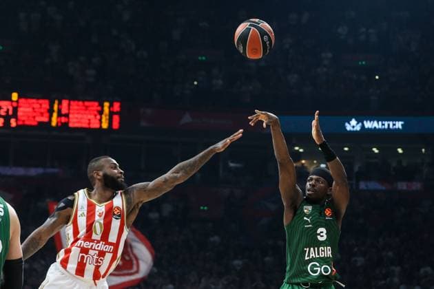 KK Crvena zvezda v BC Zalgiris - EuroLeague BELGRADE, SERBIA - OCTOBER 14: Sylvain Francisco (3) of BC Zalgiris in action against Codi Miller-McIntyre (0) of KK Crvena zvezda during Turkish Airlines EuroLeague basketball match between KK Crvena zvezda and BC Zalgiris at the Belgrade Arena in Belgrade, Serbia on October 14, 2025. Filip Stevanovic Anadolu Belgrade Serbia. Editorial use only. Please get in touch for any other usage.  Copyright: x2025xAnadoluxFilipxStevanovicx