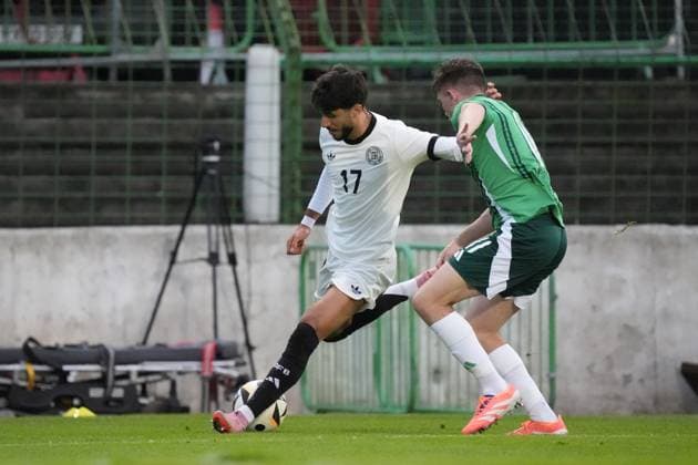Muhammed Damar (Deutschland U21, U 21 17) gegen Patrick Kelly (Nordirland, Northern Ireland, 11) - Belfast 14.10.2025: Nordirland vs. Deutschland U21, EM Qualifikation, The Oval