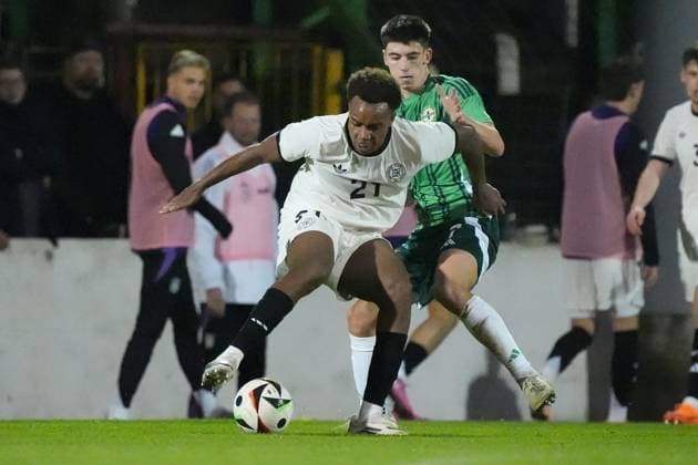 Assan Ouedraogo (Deutschland U21, U 21 21) gegen Shea Kearney (Nordirland, Northern Ireland, 7) - Belfast 14.10.2025: Nordirland vs. Deutschland U21, EM Qualifikation, The Oval