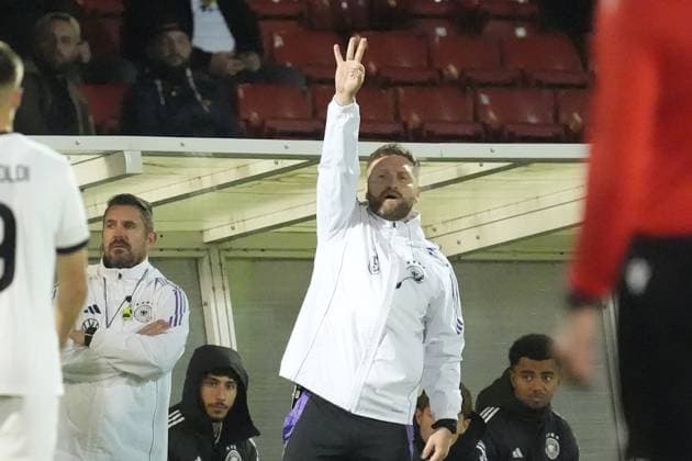 Co-Trainer Shkodran Mustafi (Deutschland) gibt Anweisungen - Belfast 14.10.2025: Nordirland vs. Deutschland U21, U 21 EM Qualifikation, The Oval