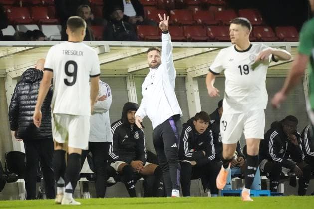 Co-Trainer Shkodran Mustafi (Deutschland) gibt Anweisungen - Belfast 14.10.2025: Nordirland vs. Deutschland U21, U 21 EM Qualifikation, The Oval