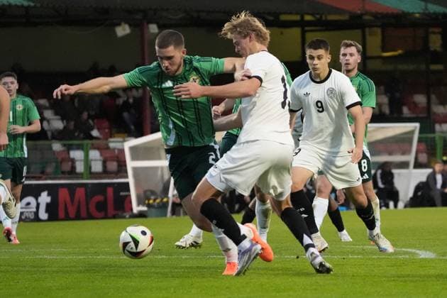 Tom Rothe (Deutschland U21, U 21 13) gegen Tony Fogarty (Nordirland, Northern Ireland, 2) - Belfast 14.10.2025: Nordirland vs. Deutschland U21, EM Qualifikation, The Oval