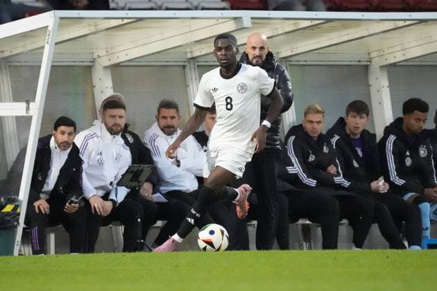 Noel Aseko (Deutschland U21, U 21 8) greift an und die Bank fiebert mit - Belfast 14.10.2025: Nordirland vs. Deutschland U21, EM Qualifikation, The Oval