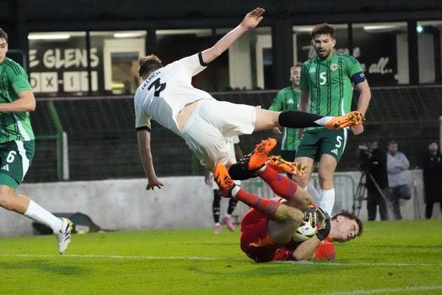 Chance für Lukas Ullrich (Deutschland U21, U 21 3) doch er prallt mit Torwart Goalie Stephen McMullan (Nordirland, Northern Ireland, 1) zusammen - Belfast 14.10.2025: Nordirland vs. Deutschland U21, EM Qualifikation, The Oval