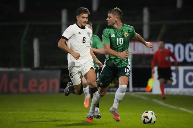 Jamie Donley (Nordirland, Northern Ireland, 10) gegen Tom Bischof (Deutschland U21, U 21 6) - Belfast 14.10.2025: Nordirland vs. Deutschland U21, EM Qualifikation, The Oval