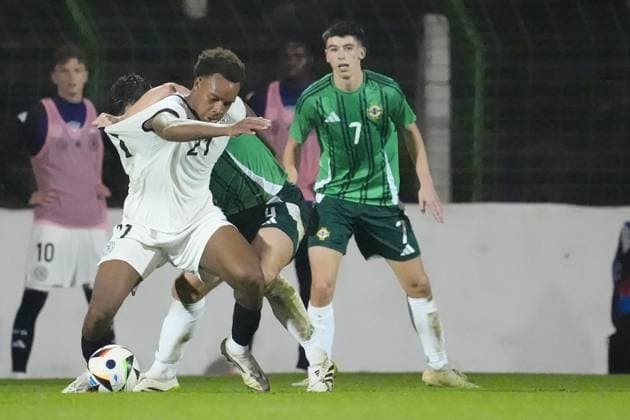 Assan Ouedraogo (Deutschland U21, U 21 21) wird gehalten - Belfast 14.10.2025: Nordirland vs. Deutschland U21, EM Qualifikation, The Oval