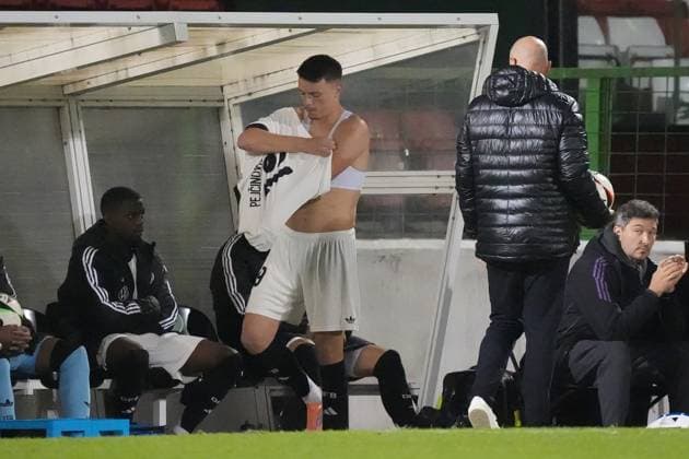 Dzenan Pejcinovic (Deutschland U21, U 21 19) bereitet sich auf die Einwechslung vor - Belfast 14.10.2025: Nordirland vs. Deutschland U21, EM Qualifikation, The Oval