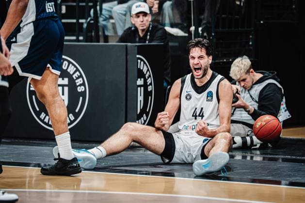 Basketball Männer Saison 2025 2026 BKT EuroCup Veolia Towers Hamburg vs. Bahcesehir College Istanbul 14.10.2025 Benedikt Turudic ( 44, Veolia Towers Hamburg) jubelt auf dem Boden Hamburg Inselpark Arena Hamburg Deutschland *** Basketball Men Season 2025 2026 BKT EuroCup Veolia Towers Hamburg vs Bahcesehir College Istanbul 14 10 2025 Benedikt Turudic 44, Veolia Towers Hamburg cheers on the floor Hamburg Inselpark Arena Hamburg Germany