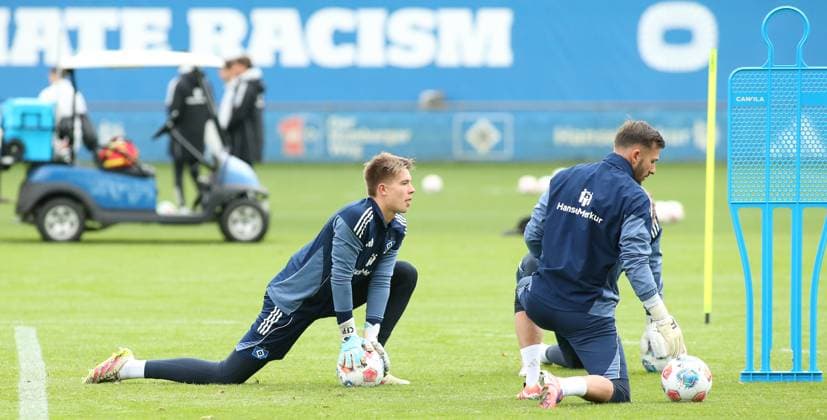 RECORD DATE NOT STATED Vormittagstraining des Fußball-Bundesligisten Hamburger SV auf dem Trainingsplatz am Volksparkstadion. Die Einheit am Dienstagvormittag war bereits das letzte öffentliche Training vor der Auswärtspartie am kommenden Sonnabend (18. Oktober) bei RB Leipzig. Colin Poppelbaum, Daniel Heuer Fernandes (v.l.). Stellingen Hamburg