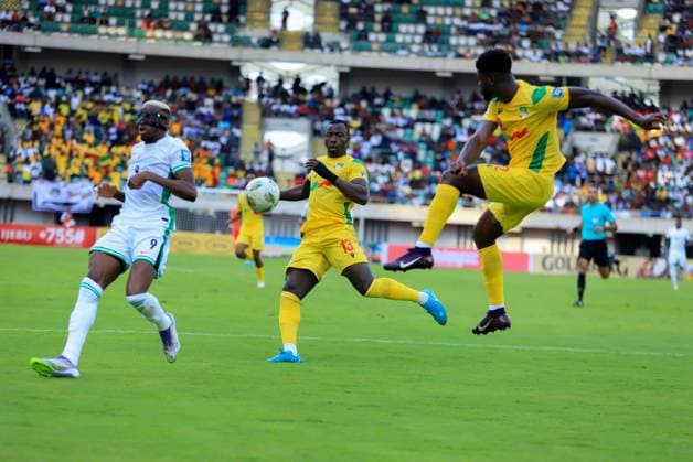 UYO, NIGERIA - OCTOBER 14: Victor Osimhen of Nigeria and Benin defenders during the 2026 FIFA World Cup, WM, Weltmeisterschaft, Fussball qualifier match between Super Eagles of Nigeria and Benin Republic at Godwill Akpabio Stadium on October 14, 2025 in Uyo, Nigeria. Photo by Nsidibe Akpan Copyright: xx