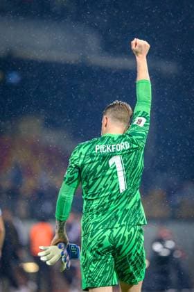 FIFA World Cup, WM, Weltmeisterschaft, Fussball 2026 UEFA Qualifiers game Latvia vs England Jordon Pickford is celebrating a clean sheet as fans sing his name after the game, FIFA World Cup 2026 UEFA Qualifiers game Latvia vs England at the Daugava Stadium in Riga, Latvia. 14.10.2025. Riga Daugava Stadium Latvia Copyright: xMaurixLevandix