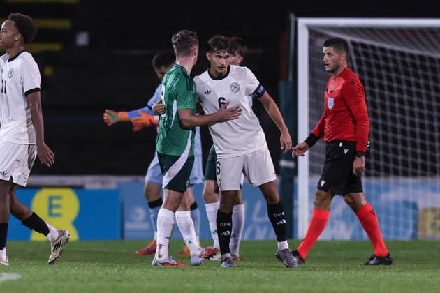 Fussball, U21, U 21 EM Qualifikation Gruppe F - 5.Spieltag Nordirland U21 - Deutschland U21 14.10.2025, The Oval Jamie McDonnell (Nordirland, 8) Tom Bischof (Deutschland, 6) nach dem Spiel Belfast The Oval Nordirland