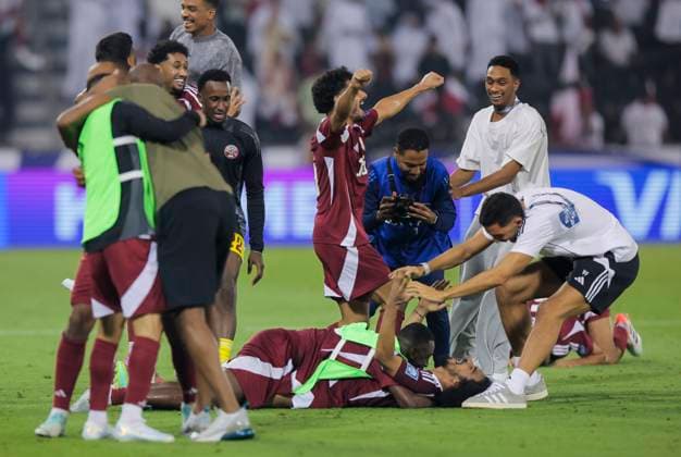 UQATAR v NITED ARAB EMIRATES-2026 FIFA World Cup, WM, Weltmeisterschaft, Fussball ASIAN QUALIFIER PLAYOFFS Players of Qatar celebrate after the team s victory in the FIFA World Cup 2026 AFC Asian qualifiers playoffs group A match between Qatar and United Arab Emirates at Jassim Bin Hamad Stadium in Doha, Qatar, on October 14, 2025. DOHA Qatar Copyright: xNOUSHADx