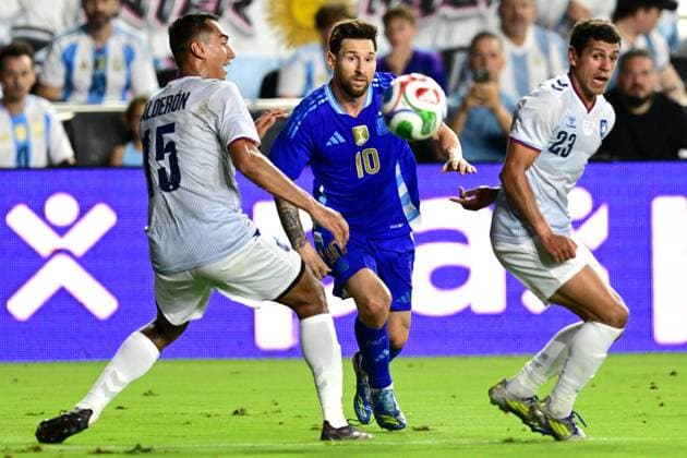 Giovanni Calderon (L) of Puerto Rico vies for the ball with Lionel Messi (C) of Argentina in a friendly match between Puerto Rico and Argentina at Chase Stadium in Fort Lauderdale, United States, 14 October 2025. International Friendly, Länderspiel, Nationalmannschaft Puerto Rico vs Argentina !ACHTUNG: NUR REDAKTIONELLE NUTZUNG!  Copyright: xGiorgioxVierax AMDEP6452 20251015-55018225144_1