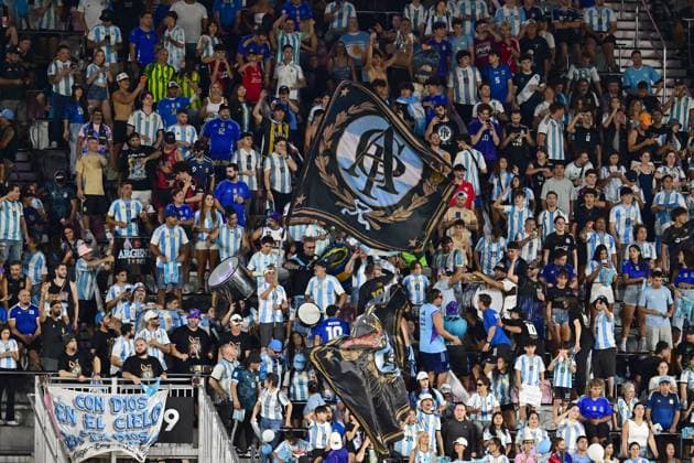 Argentine fans cheer on their team during a friendly match between Puerto Rico and Argentina at Chase Stadium in Fort Lauderdale, United States, 14 October 2025. International Friendly, Länderspiel, Nationalmannschaft Puerto Rico vs Argentina !ACHTUNG: NUR REDAKTIONELLE NUTZUNG!  Copyright: xGiorgioxVierax AMDEP6482 20251015-55018225162_1