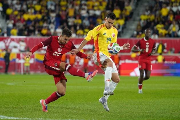 Canada v Colombia - International Friendly, Länderspiel, Nationalmannschaft Match Rafael Santos BorrÃ 19 of Colombia and Niko Sigur 23 of Canada battle for the ball during the International Friendly match between Canada and Colombia at Sports Illustrated Stadium on October 14, 2025 in Harrison, Nueva Jersey. (Photo by Leonardo Ramirez Eyepix Group) Copyright: xLeonardoxRamirezx xEyepixxGroupx LR-14102025-05819
