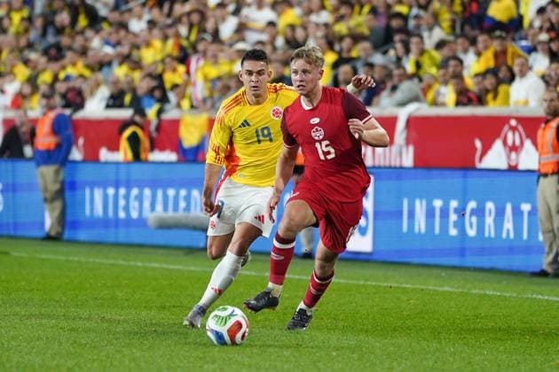 Canada v Colombia - International Friendly, Länderspiel, Nationalmannschaft Match Rafael Santos BorrÃ 19 of Colombia and Luc De Fougerolles 15 of Canada battle for the ball during the International Friendly match between Canada and Colombia at Sports Illustrated Stadium on October 14, 2025 in Harrison, Nueva Jersey. (Photo by Leonardo Ramirez Eyepix Group) Copyright: xLeonardoxRamirezx xEyepixxGroupx LR-14102025-06057