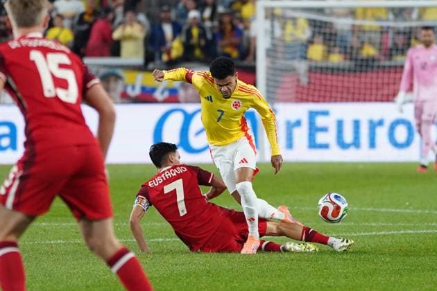 Canada v Colombia - International Friendly, Länderspiel, Nationalmannschaft Match Stephen Eustaquio 7 of Canada and Luis Diaz 7 of Colombia battle for the ball during the International Friendly match between Canada and Colombia at Sports Illustrated Stadium on October 14, 2025 in Harrison, Nueva Jersey. (Photo by Leonardo Ramirez Eyepix Group) Copyright: xLeonardoxRamirezx xEyepixxGroupx LR-14102025-05373