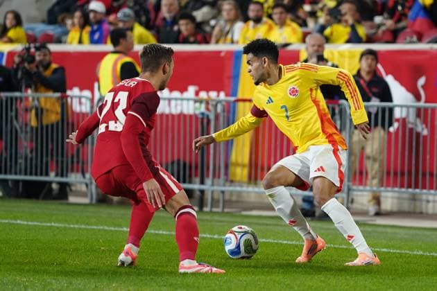 October 14, 2025, Harrison, New Jersey, United States: Luis DoÂ­az 7 of Colombia and Niko Sigur 23 of Canada battle for the ball during the International Friendly, Länderspiel, Nationalmannschaft match between Canada and Colombia at Sports Illustrated Stadium on October 14, 2025 in Harrison, Nueva Jersey. Harrison United States - ZUMAe321 20251014_zsa_e321_067 Copyright: xLeonardoxRamirezx