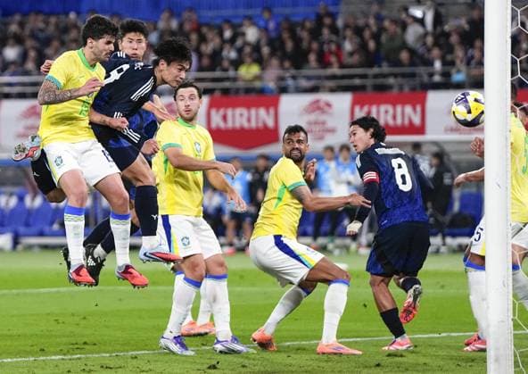 Football: Friendly between Japan and Brazil Japan s Ayase Ueda (3rd from L) scores the winner with a header in the second half of an international football friendly against Brazil at Ajinomoto Stadium in Chofu, Tokyo, on Oct. 14, 2025.  A14AA0004942032P