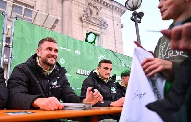 14.10.2025 - SpVgg Greuther Fürth Fuerth - Autogrammstunde auf Fürther Kirchweih - - xwoxzix - Dennis Srbeny (7, SpVgg Greuther Fürth )