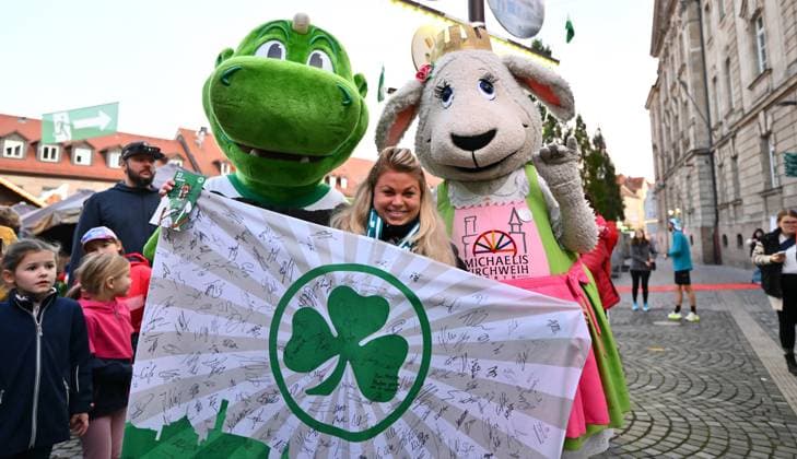 14.10.2025 - SpVgg Greuther Fürth Fuerth - Autogrammstunde auf Fürther Kirchweih - - xwoxzix - Kleeblattfan mit Drache Eddy ( Maskottchen SpVgg Greuther Fürth ) und Betzala ( Moskottchen Kirchweih )
