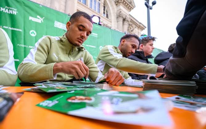 14.10.2025 - SpVgg Greuther Fürth Fuerth - Autogrammstunde auf Fürther Kirchweih - - xwoxzix - Maximilian Solomon Dietz (33, SpVgg Greuther Fürth ) gibt Autogramm Autogramme