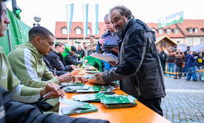 14.10.2025 - SpVgg Greuther Fürth Fuerth - Autogrammstunde auf Fürther Kirchweih - - xwoxzix - Maximilian Solomon Dietz (33, SpVgg Greuther Fürth ) gibt Autogramm Autogramme