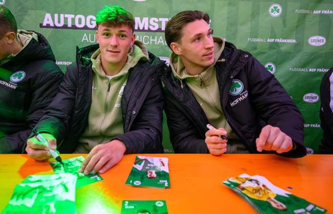 14.10.2025 - SpVgg Greuther Fürth Fuerth - Autogrammstunde auf Fürther Kirchweih - - xwoxzix - Lukas Reich (2, SpVgg Greuther Fürth ) Nils Körber (1, SpVgg Greuther Fürth ) gibt Autogramm Autogramme