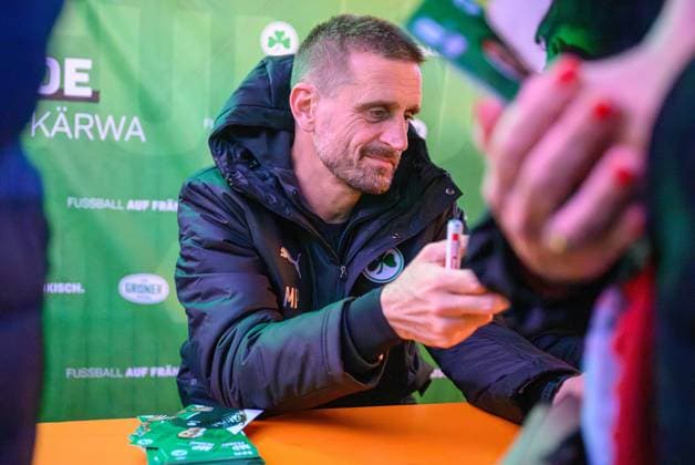 14.10.2025 - SpVgg Greuther Fürth Fuerth - Autogrammstunde auf Fürther Kirchweih - - xwoxzix - Milorad Pekovic ( Co-Trainer SpVgg Greuther Fürth ) gibt Autogramm Autogramme