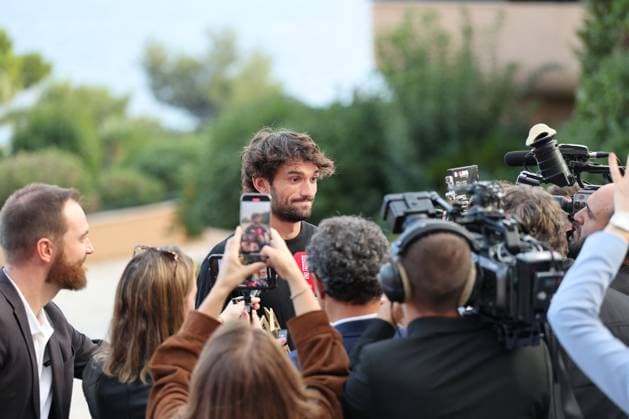 Valentin Vacherot, le joueur de tennis monégasque et vainqueur du Masters 1000 de Shanghai, a été célébré en héros, accueilli au Monte Carlo Country Club par le prince Albert II de Monaco et Melanie de Massy, la présidente de la Fédération monégasque de tennis, d une dizaine d enfants de son club, de son staff, d amis et des membres du club, à Roquebrune Cap Martin, le 14 octobre 2025. Une belle surprise pour le nouveau 40eme mondial qui pensait passer au club voir son kinésithérapeute. Claudia Albuquerque Bestimage Valentin Vacherot, winner of the Shanghai Masters 1000, is welcomed as a hero at the Monte Carlo Country Club in Roquebrune Cap Martin on october 14th 2025 Roquebrune-Cap-Martin France Copyright: xClaudiaxAlbuquerquex xBestimagexClaudiaxAlbuquerquex xBestimagex