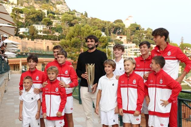 Valentin Vacherot, le joueur de tennis monégasque et vainqueur du Masters 1000 de Shanghai, a été célébré en héros, accueilli au Monte Carlo Country Club par le prince Albert II de Monaco et Melanie de Massy, la présidente de la Fédération monégasque de tennis, d une dizaine d enfants de son club, de son staff, d amis et des membres du club, à Roquebrune Cap Martin, le 14 octobre 2025. Une belle surprise pour le nouveau 40eme mondial qui pensait passer au club voir son kinésithérapeute. Claudia Albuquerque Bestimage Valentin Vacherot, winner of the Shanghai Masters 1000, is welcomed as a hero at the Monte Carlo Country Club in Roquebrune Cap Martin on october 14th 2025 Roquebrune-Cap-Martin France Copyright: xClaudiaxAlbuquerquex xBestimagexClaudiaxAlbuquerquex xBestimagex