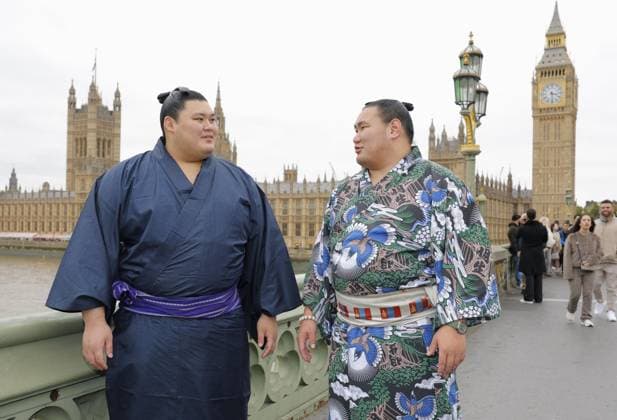 Sumo: London tournament Sumo grand champions Onosato (L) and Hoshoryu are pictured sightseeing around Big Ben in central London on Oct. 14, 2025, as about 120 sumo wrestlers are set to take part in a five-day local tournament from Oct. 15, the Japan Sumo Association s first overseas exhibition tour in 20 years, with the Royal Albert Hall hosting the event.  A14AA0004942482P
