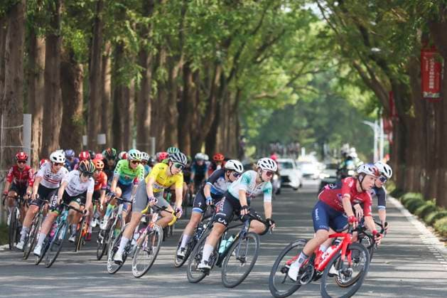 (251015) -- SHANGHAI, Oct. 15, 2025 -- Cyclists compete during the Stage 2 of the UCI Women s WorldTour Tour of Chongming Island Road cycling, Rad, Radsport, Strasse race in Shanghai, east China, Oct. 15, 2025. ) (SP)CHINA-SHANGHAI-CYCLING-UCI WOMEN S WORLDTOUR-TOUR OF CHONGMING ISLAND (CN) WangxXiang 
