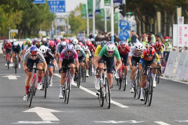 (251015) -- SHANGHAI, Oct. 15, 2025 -- Cyclists sprint during the Stage 2 of the UCI Women s WorldTour Tour of Chongming Island Road cycling, Rad, Radsport, Strasse race in Shanghai, east China, Oct. 15, 2025. ) (SP)CHINA-SHANGHAI-CYCLING-UCI WOMEN S WORLDTOUR-TOUR OF CHONGMING ISLAND (CN) WangxXiang 
