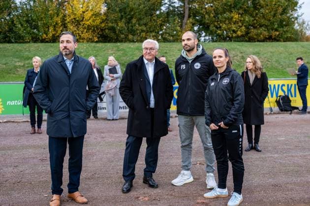 14.10.2025, GER, Besuch des Bundespräsidenten bei einem Training der Fußballerinnen der SG 99 Andernach v. l. n. r.: Oberbürgermeister Christian Greiner, Bundespräsident Frank-Walter Steinmeier, Geschäftsführer Florian Stein und Trainerin Isabelle Hawel führen Gespräche und schauen den Spielerinnen beim Training zu.