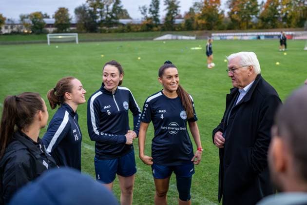 14.10.2025, GER, Besuch des Bundespräsidenten bei einem Training der Fußballerinnen der SG 99 Andernach Andernachs Spielerinnen Vanessa Zilligen (15), Kathrin Schermuly (5) und Besarta Hisenaj (4) führen Gespräche mit Bundespräsident Frank-Walter Steinmeier.