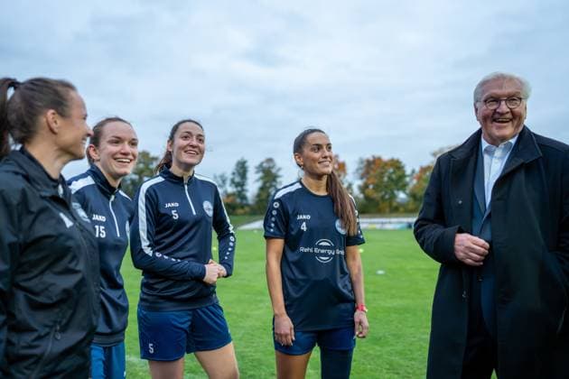 14.10.2025, GER, Besuch des Bundespräsidenten bei einem Training der Fußballerinnen der SG 99 Andernach Andernachs Spielerinnen Vanessa Zilligen (15), Kathrin Schermuly (5) und Besarta Hisenaj (4) führen Gespräche mit Bundespräsident Frank-Walter Steinmeier.
