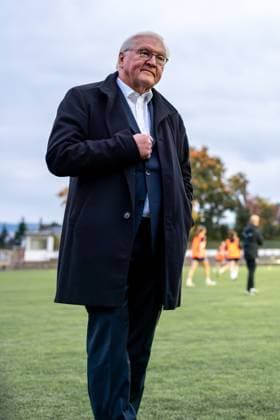 14.10.2025, GER, Besuch des Bundespräsidenten bei einem Training der Fußballerinnen der SG 99 Andernach Bundespräsident Frank-Walter Steinmeier während des Austauschs mit den Spielerinnen aus Andernach.