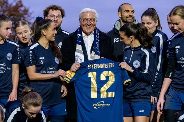 14.10.2025, GER, Besuch des Bundespräsidenten bei einem Training der Fußballerinnen der SG 99 Andernach Andernachs Spielerinnen um Kapitänin Lisa Kossmann (rechts) und Besarta Hisenaj (4) überreichten Bundespräsident Frank-Walter Steinmeier ein signiertes Trikot sowie einen Schal. *** 14 10 2025, GER, Visit by the Federal President at a training session of the SG 99 Andernach womens soccer team Andernachs players, captain Lisa Kossmann on the right and Besarta Hisenaj 4, presented Federal President Frank Walter Steinmeier with a signed jersey and a scarf