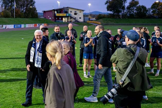 14.10.2025, GER, Besuch des Bundespräsidenten bei einem Training der Fußballerinnen der SG 99 Andernach Spielerinnen und Staff verabschieden Bundespräsident Frank-Walter Steinmeiner.