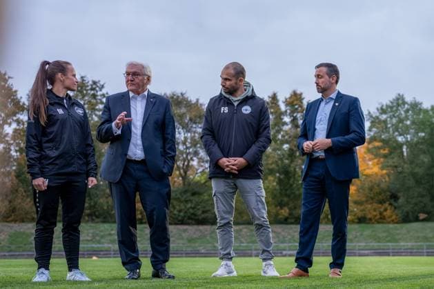 RECORD DATE NOT STATED 14.10.2025, GER, Besuch des Bundespräsidenten bei einem Training der Fußballerinnen der SG 99 Andernach v. l. n. r.: Trainerin Isabelle Hawel, Bundespräsident Frank-Walter Steinmeier, Geschäftsführer Florian Stein und Oberbürgermeister Christian Greiner im Gespräch auf dem Rasenplatz.