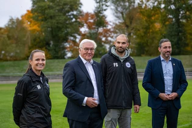 RECORD DATE NOT STATED 14.10.2025, GER, Besuch des Bundespräsidenten bei einem Training der Fußballerinnen der SG 99 Andernach v. l. n. r.: Trainerin Isabelle Hawel, Bundespräsident Frank-Walter Steinmeier, Geschäftsführer Florian Stein und Oberbürgermeister Christian Greiner im Gespräch auf dem Rasenplatz.