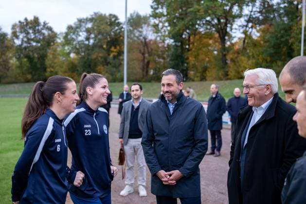 RECORD DATE NOT STATED 14.10.2025, GER, Besuch des Bundespräsidenten bei einem Training der Fußballerinnen der SG 99 Andernach Die Kapitäninnen Lisa Kossmann (6) und Magdalena Schumacher (23) im Austausch mit Oberbürgermeister Christian Greiner und Bundespräsident Frank-Walter Steinmeier am Rande des Rasenplatzes.