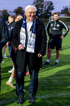14.10.2025, GER, Besuch des Bundespräsidenten bei einem Training der Fußballerinnen der SG 99 Andernach Bundespräsident Frank-Walter Steinmeier mit einem Schal der SG 99 Andernach um den Hals.