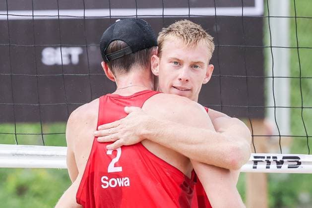 (251015) -- LAGUNA PROVINCE, Oct. 15, 2025 -- Jonas Reindhardt (back) Robin Sowa of Germany celebrate winning the men s qualification match between Jonas Reindhardt Robin Sowa of Germany and Nathan Matos Pablo Perez Suarez of Spain at the Volleyball World Beach Pro Tour in Laguna Province, the Philippines, Oct. 15, 2025. ) (SP)THE PHILIPPINES-LAGUNA PROVINCE-VOLLEYBALL WORLD BEACH PRO TOUR ROUELLExUMALI 