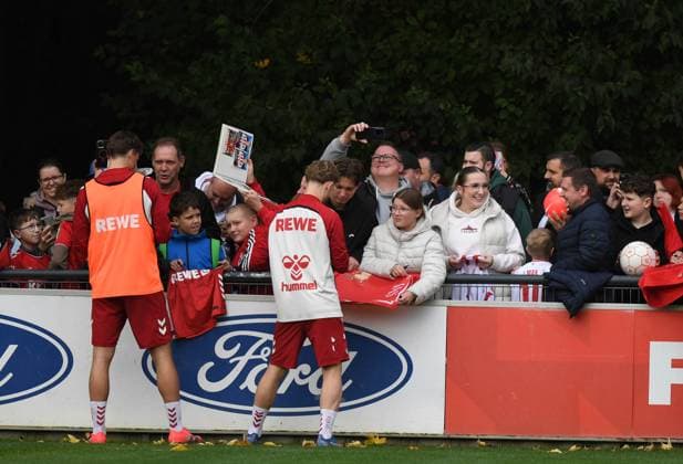 15.10.2025, xophax, Fussball 1.Bundesliga Saison 2025 2026 1.FC Köln Training Fans holen sich Autogramme. Joel Schmied und Florian Kainz. Leverkusen