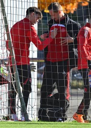 15.10.2025 - Fussball - 2. Fussball - Bundesliga - Saison 2025 2026 - 1. FC Nürnberg Nuernberg FCN ( Club ) - Training - Sportfoto Zink - xwoxzix - Benjamin Goller (14, 1. FC Nürnberg FCN ) gibt Autogramm Autogramme