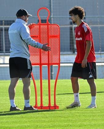 15.10.2025 - Fussball - 2. Fussball - Bundesliga - Saison 2025 2026 - 1. FC Nürnberg Nuernberg FCN ( Club ) - Training - Sportfoto Zink - xwoxzix - Dominik Schmitt (Übergangstrainer 1. FC Nürnberg FCN ) Ayoub Chaikhoun (17, 1. FC Nürnberg FCN )